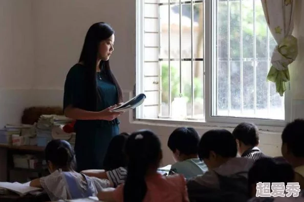 上课和老师在教室做h文，学生们目睹惊人一幕，课堂气氛瞬间变得尴尬不已！