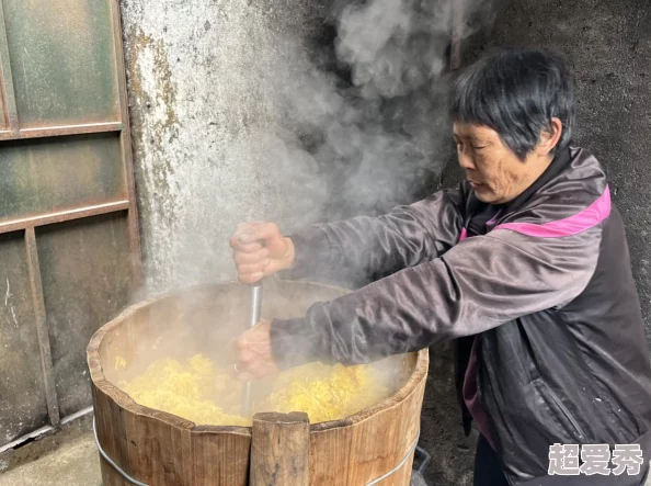 宝宝双腿交叉使劲用力什么症状，可能是因为不适或想要引起注意，家长需观察