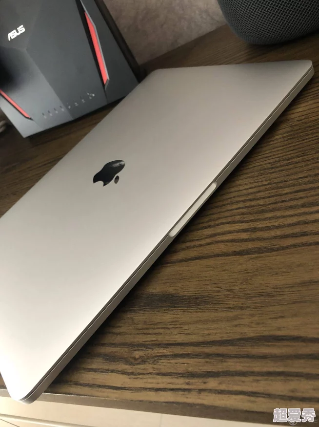 19岁macbookpro照片，真是怀旧啊！这款电脑在当年可是科技的代表，令人感慨