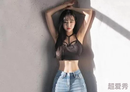 展现女性魅力与自信：美女露双乳的艺术与时尚表达