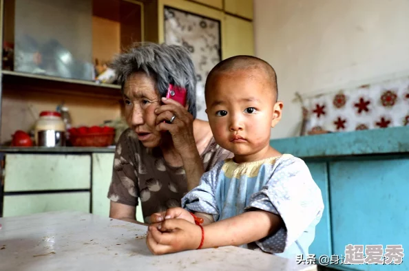 爷爷每天晚上都要压在奶奶的身上这对老夫妻的甜蜜生活让人羡慕不已他们用爱温暖彼此