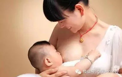 肥硕的乳球乳晕奶水细腻的肌肤包裹着饱满的乳房，乳汁缓缓溢出，浸润着粉嫩的乳晕