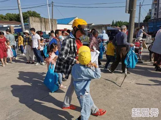 跪在4个老师脚下闻她的脚学生们排队等候体验这一独特的仪式