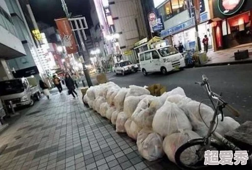 日本黄色小鸭充气装置在大阪展出吸引众多游客驻足观看