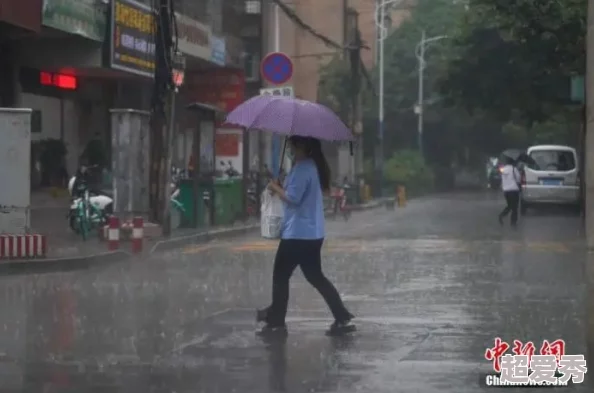 20岁女人一摸下面全是水因南方连日暴雨家中水管爆裂地板湿滑