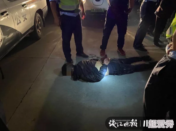 往下边塞玉器出门陌生男子深夜尾随强行塞入后逃逸警方已介入调查