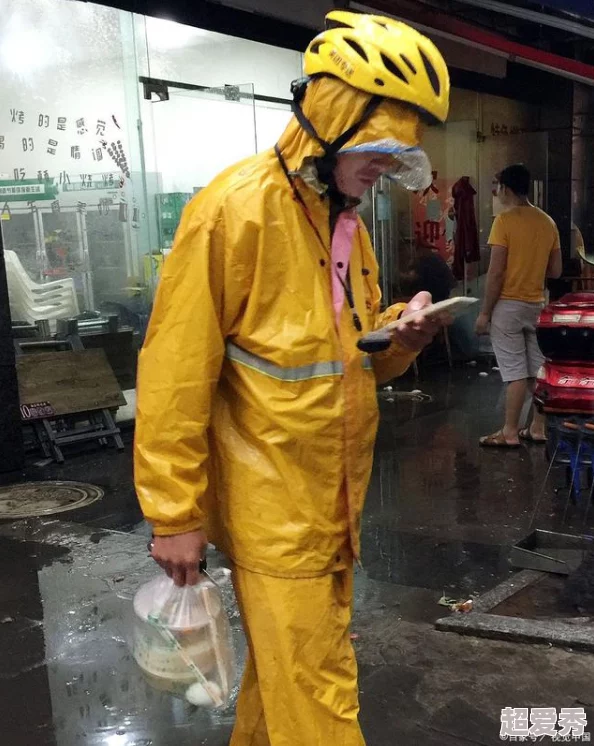 GAY男GAY男GAY外卖员认真敬业风雨无阻传递温暖用心服务